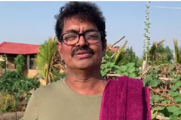 Actor Sivajiraja donates vegetables to poor artists