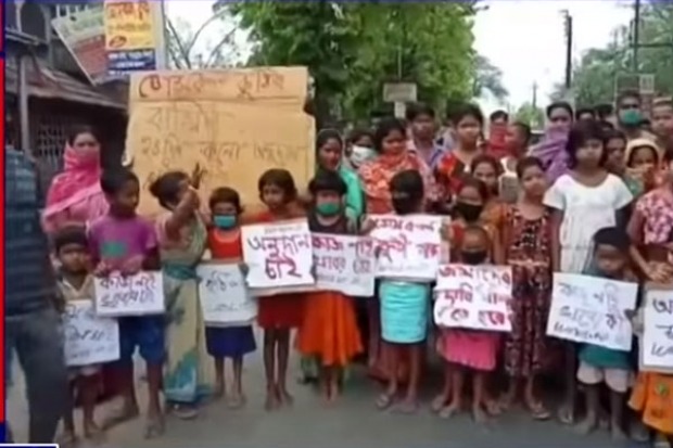 Locals protest on streets claiming no food or ration available in Murshidabad