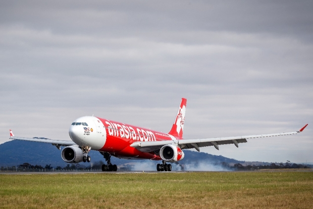 air asia flight reurns back due to windshield break