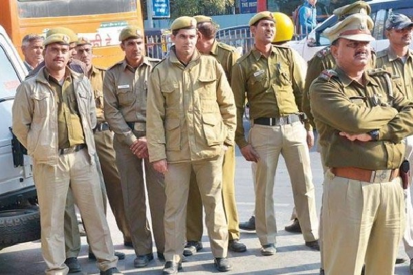 Three Delhi cops infected to corona 30 police self quarantine