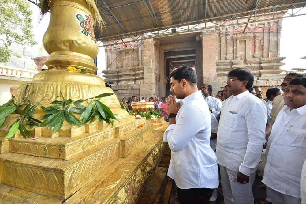 Nara Lokesh visits Srilakshmi narsimha swamy temple in Mangalagiri