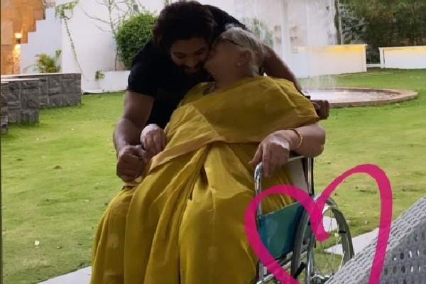 Allu Arjun with grand mother in home 