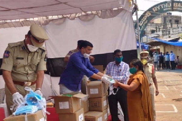 Dilraju Distributed protective masks and sanitizers to the police department  