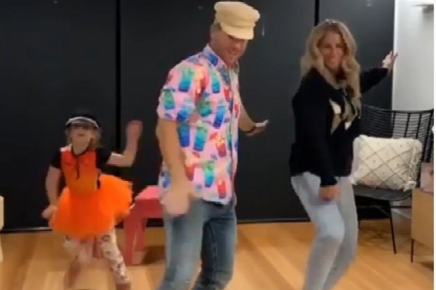 Warner and family dance again for a popular song