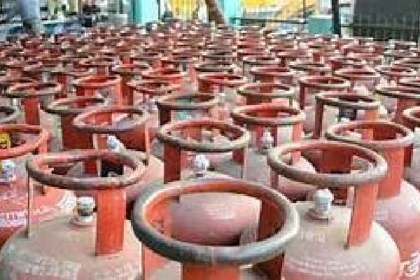 Indian Oil corporations announced Ex gratia to  LPG Gas delivery staff