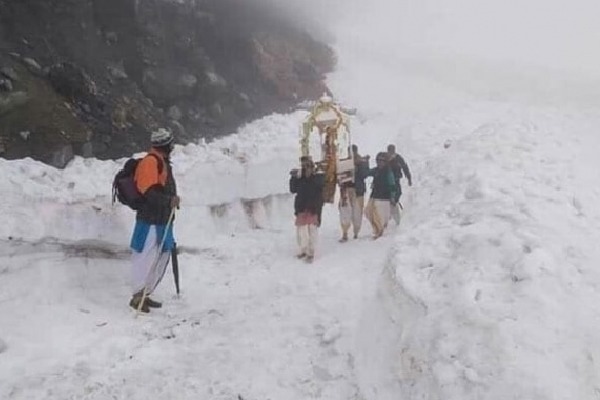 Chardham Yatra Started amid Heavy Snow and Lockdown