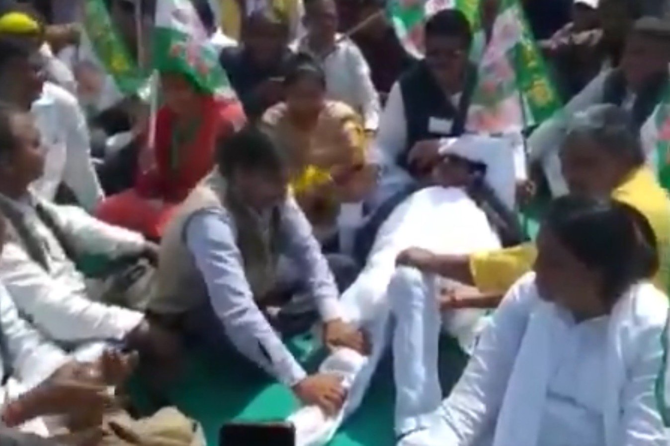 jdu legislator gets leg massage by partymen at a rally