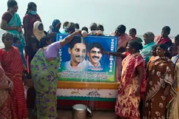 Fisheman families express happiness about YSR Matsyakara Bharosa