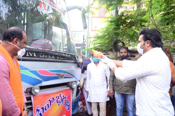 Actor Manchu Manoj Runs Two buses for Migrant workers