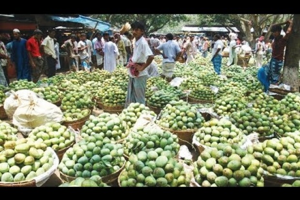 rush in gaddiannaram market with mango grovers