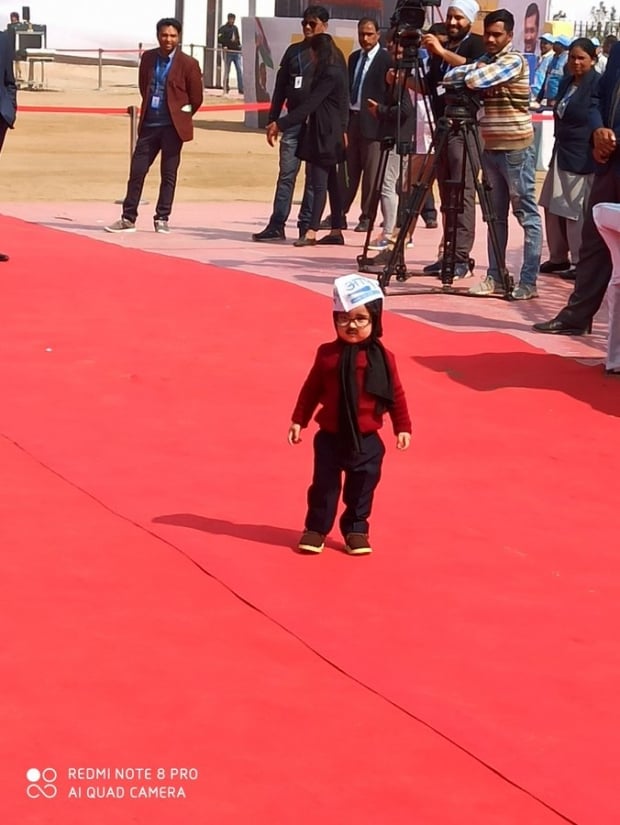 Little Kejriwal enjoying while Senior one taking Oath as CM of Delhi