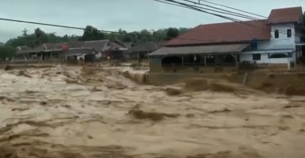 Thousands caught in floods in Indonesia capital