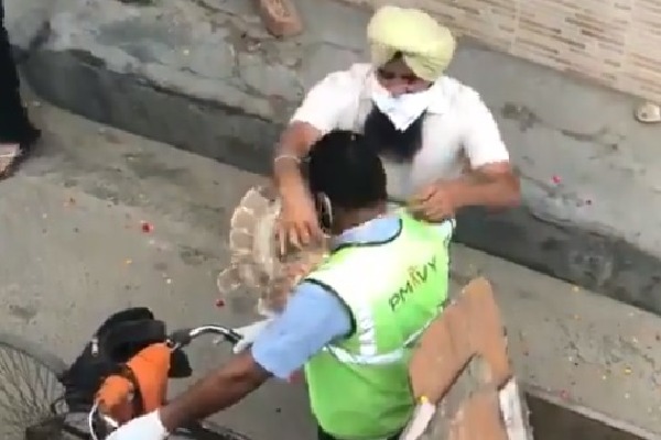 Sanitation Worker Gets Applaud from People