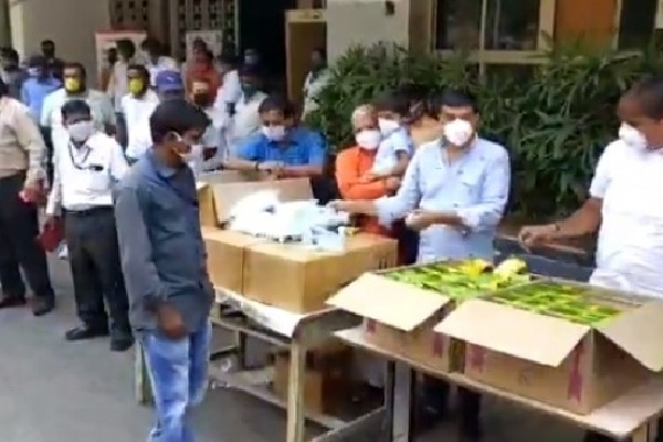 Dil Raji donates sanitigers  and  masks to sanitation workers 
