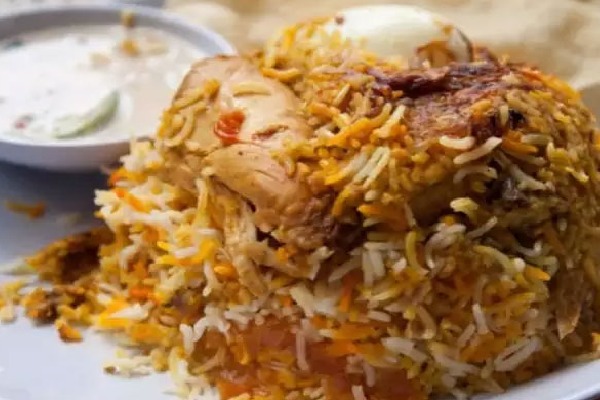 Newly opened hotel offers chicken biryani for one rupee