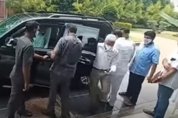 Jagan drops Vijayasai Reddy from his car
