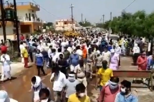 Thousands Attend Madhya Pradesh Spiritual Leaders Funeral Amid Lockdown