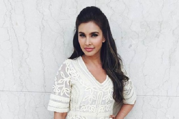 Cancer Survivor Lisa Ray Reveals her low times