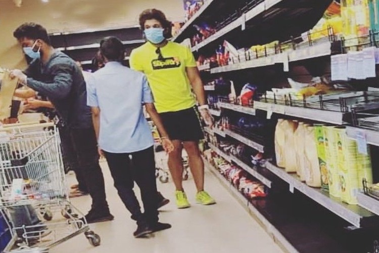 Allu Arjun buys groceries at a supermarket like a commoner
