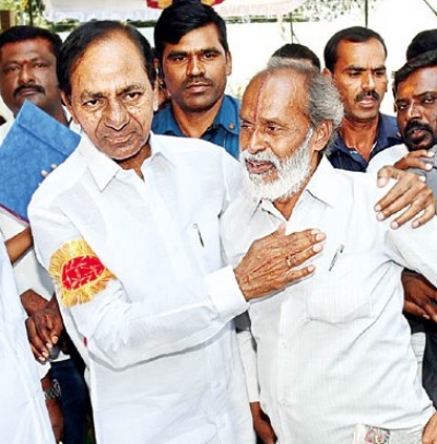 KCR Gets emotional after seeing old friend