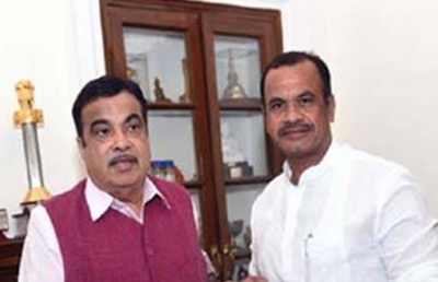 Congress MP komatireddy Venkatreddy meets Union minister Gadkari