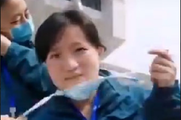  Chinese doctors celebrate closure of the last temporary hospital in Wuhan