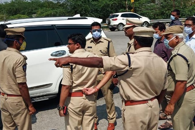 Police Lathichange on Ward Volenteers in Rajamahendravaram