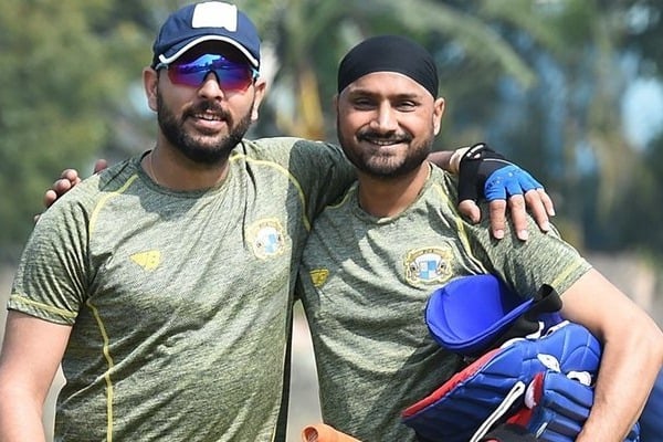  Twitter divided after Yuvraj Singh and Harbhajan Singh support Shahid Afridi