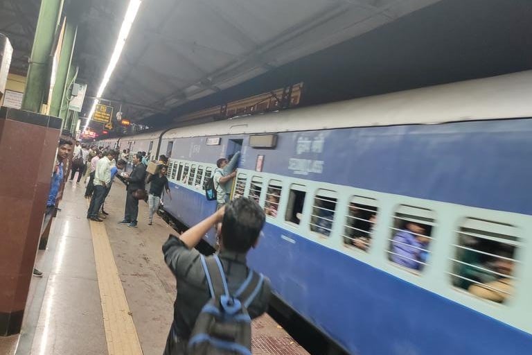 Indian Railways decides to stop all passenger train on Janata Curfew day