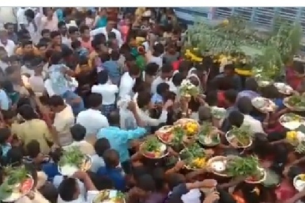 Karnataka People gathered in large numbers in Kolagondanahalli village