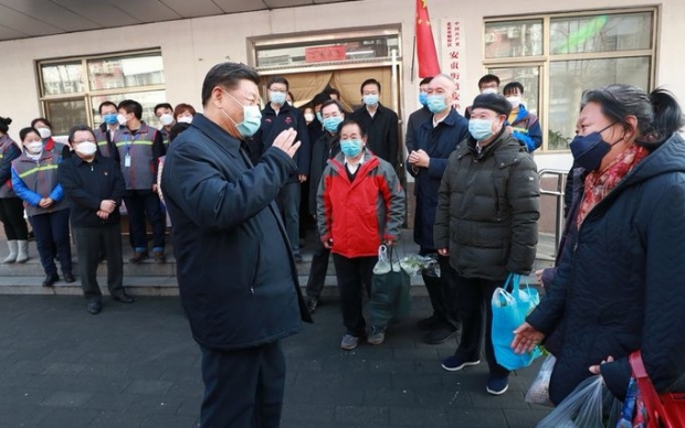 Xi Jinping visites Corona camp wearing mask