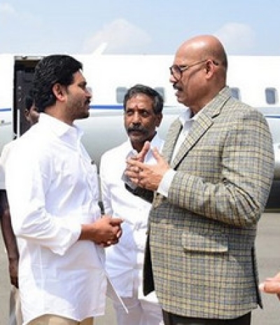 CM Jagan and TG Venkatesh meets at Orvakallu airport