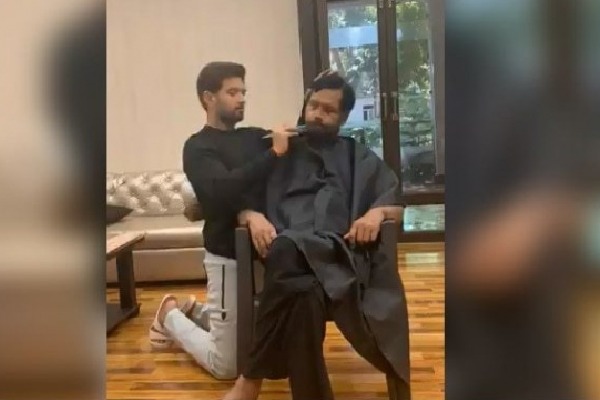 Union Minister Ram Vilas Paswan gets saloon service by his son Chirag