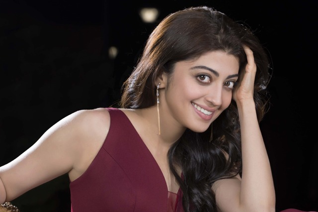 Actress Pranitha donates 1 lakh for film industry workers