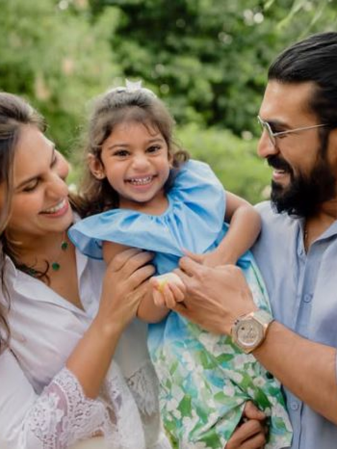 ఇదిగో మా క్లీంకార.. తొలిసారి కుమార్తెను చూపించిన రామ్‌ చరణ్‌, ఉపాసన... ఫొటో వైరల్