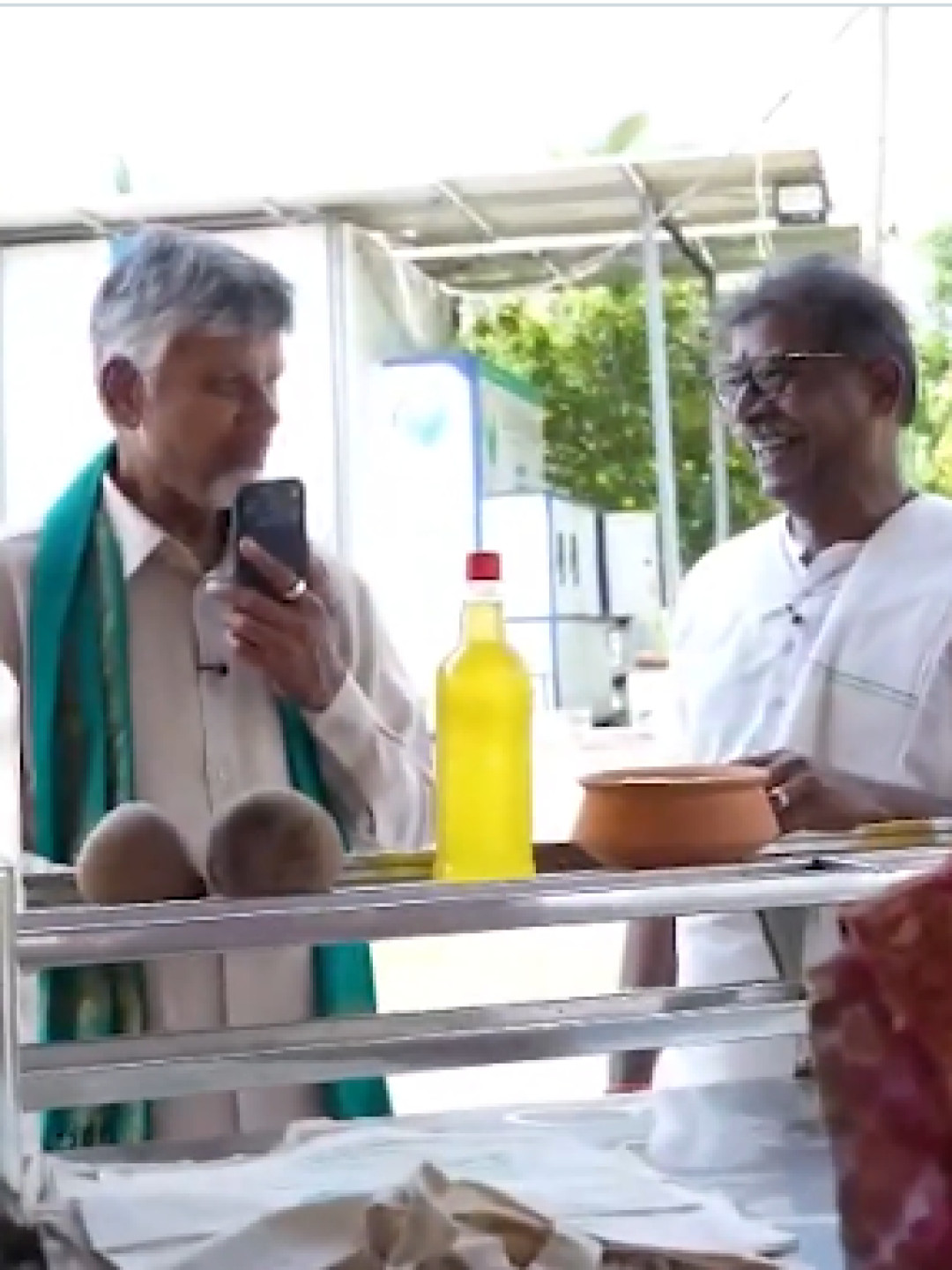 సీఎం అయినా భార్యను అడగాల్సిందే... పల్నాడు పర్యటనలో కోల్డ్‌ప్రెస్డ్ నూనె కొనుగోలు చేసిన చంద్రబాబు