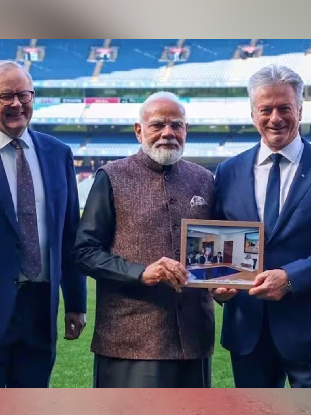 ఆసీస్ క్రికెట్ దిగ్గజం స్టీవ్ వాకు ప్రధాని మోదీ అరుదైన కానుక.. 20 ఏళ్ల నాటి జ్ఞాపకం
