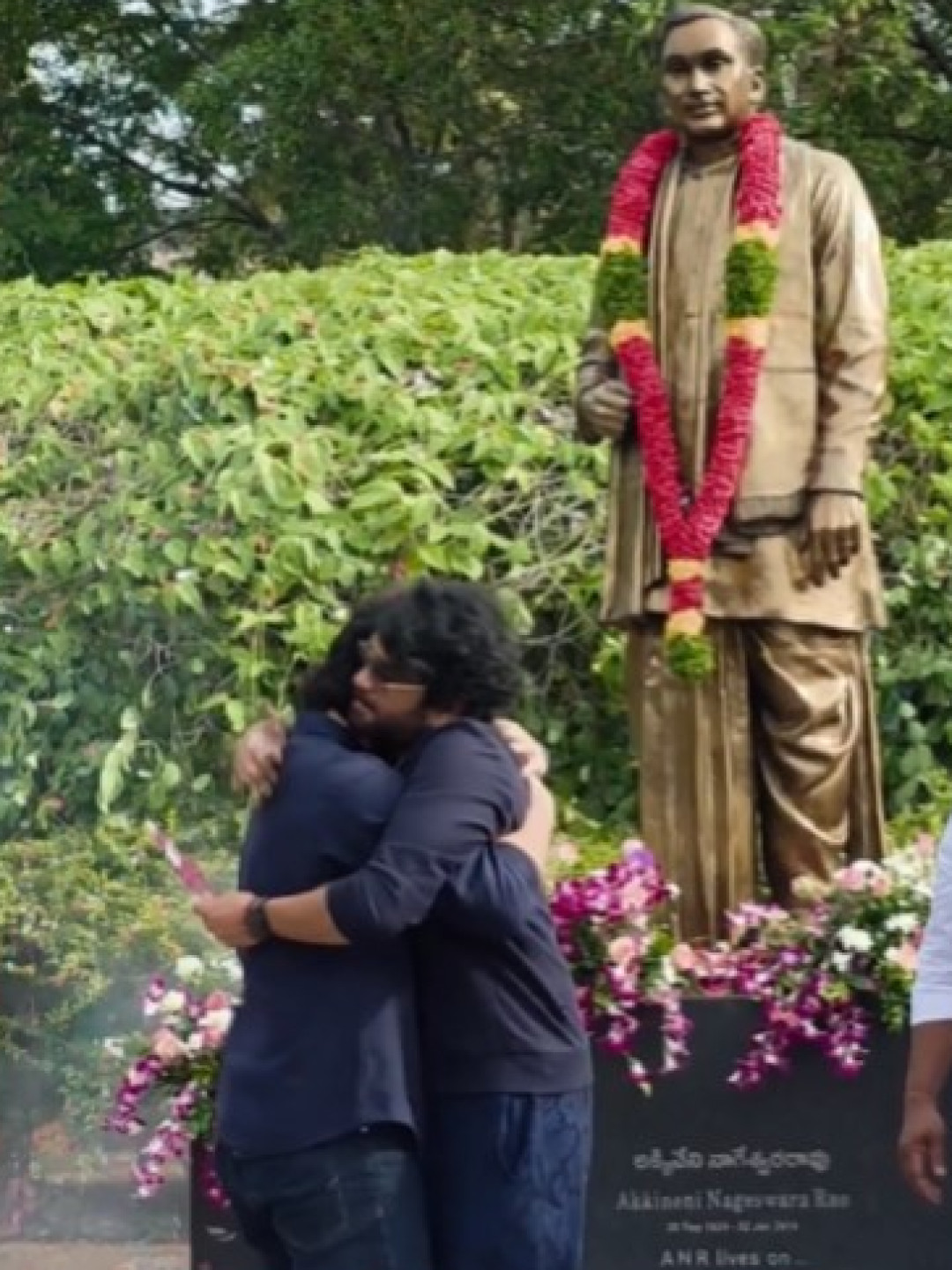అఖిల్ 'లెనిన్'కు హిట్ టాక్.. .. భావోద్వేగంతో కొడుకును హత్తుకున్న నాగార్జున