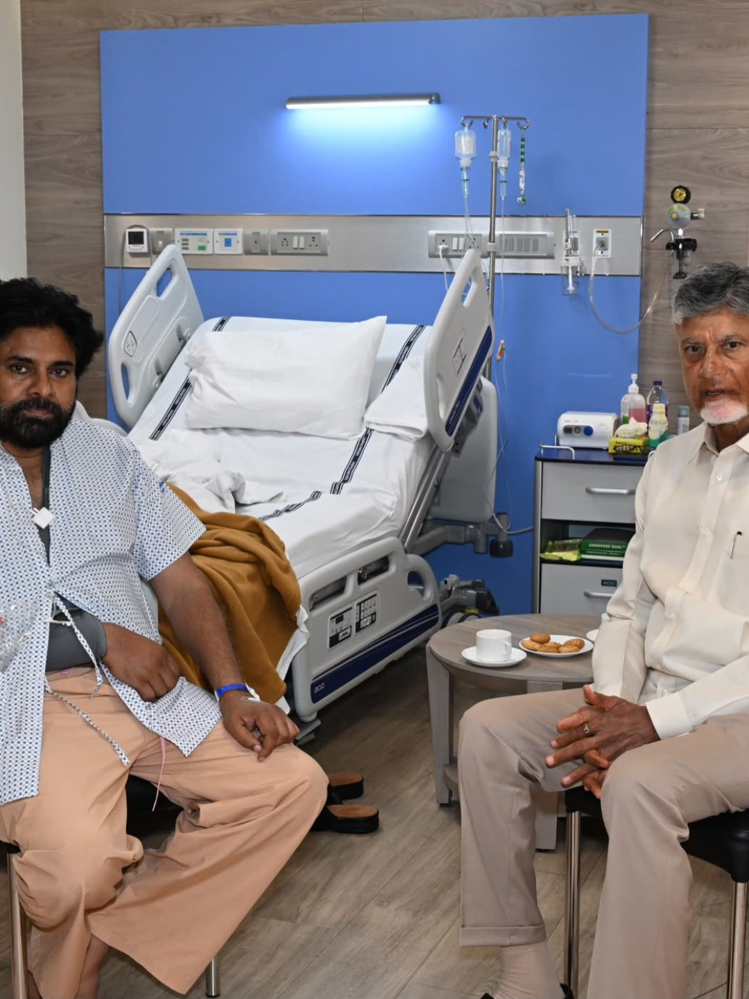 ముంబై వెళ్లి పవన్ కల్యాణ్‌ను పరామర్శించిన సీఎం చంద్రబాబు... వీడియో ఇదిగో!