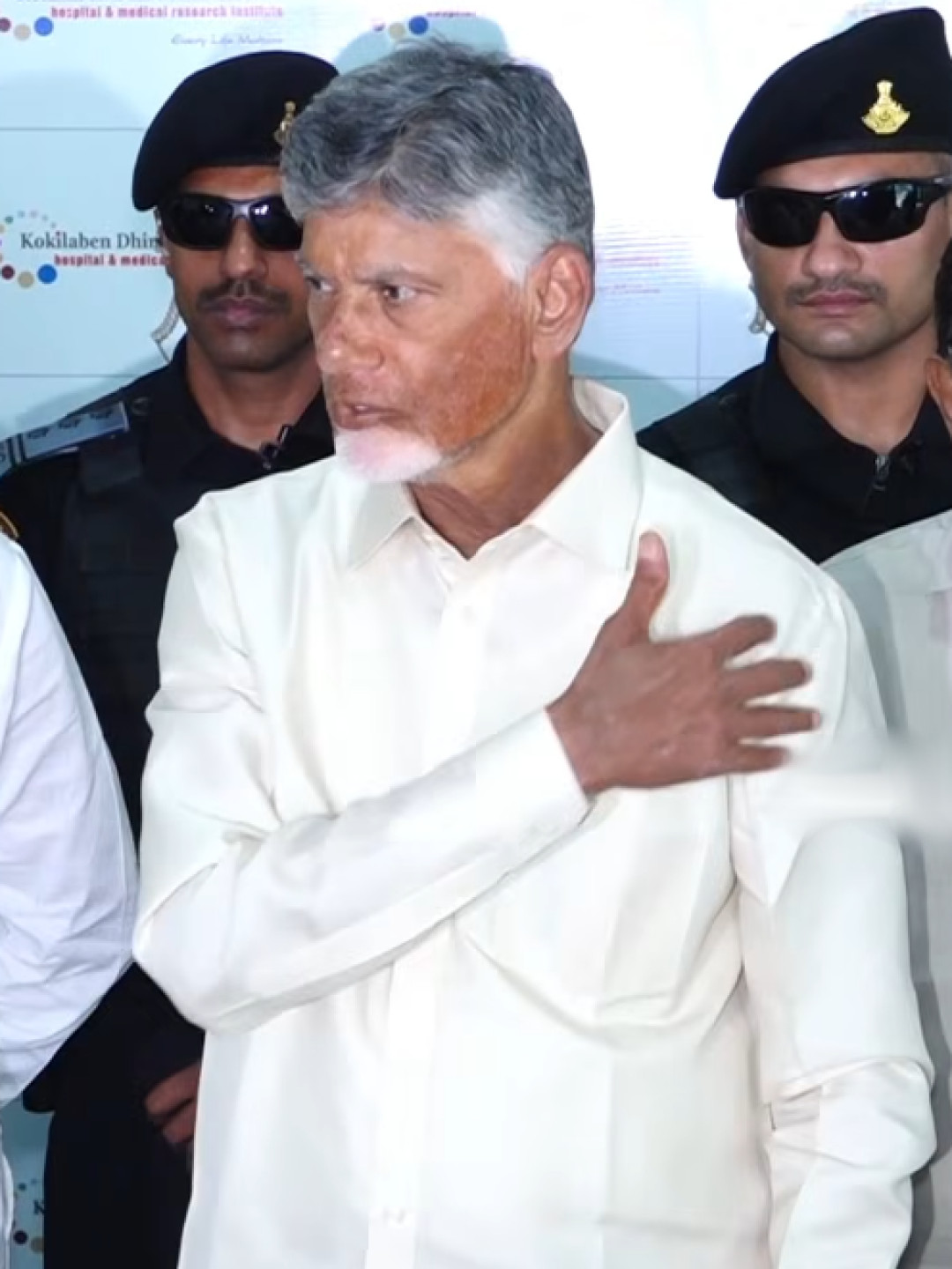 పవన్ రెండో భుజానికి కూడా సమస్య ఉందని వైద్యులు చెప్పారు: ముంబైలో చంద్రబాబు
