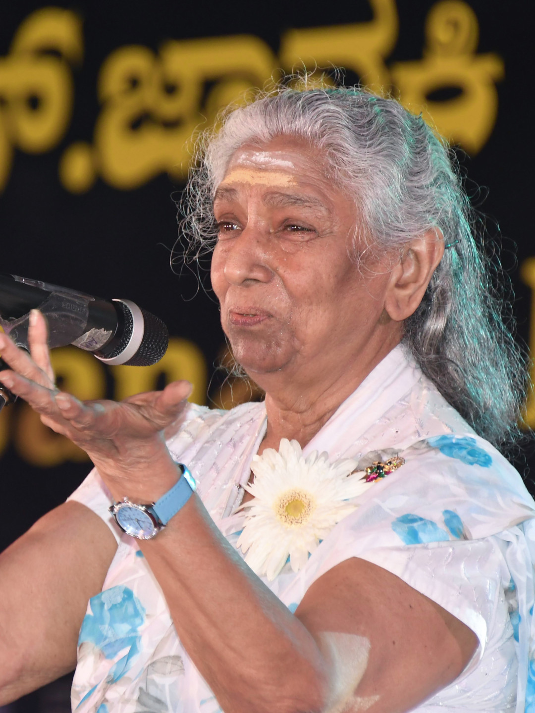వ్యక్తిగత జీవితంలో ఎన్నో కష్టాలు.. జానకమ్మను తలచుకుని కదిలిపోయిన ఇళయరాజా