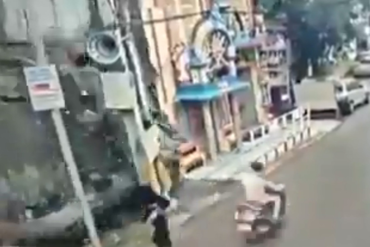 Womens Narrow Escape Recorded in CCTV