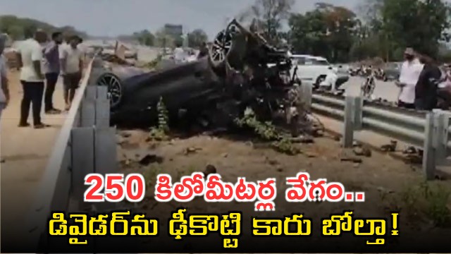 Horrific accident on Mumbai Highway BMW car traveling at 250 kmph overturns