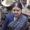 Sasikala meets Panneerselvam to express condolences on his wife's passing away