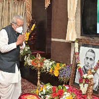 Governor pays rich tributes to Potti Sriramulu on Andhra Pradesh Formation Day
