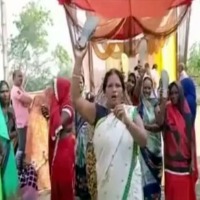 women warned bjp mla ravi sonkar for not built road 