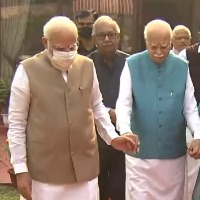 Modi meets LK Advani on his birthday