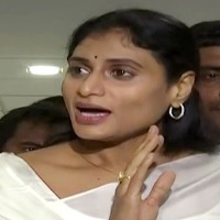 Sharmila fires on KCR