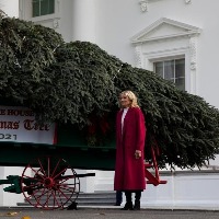 Jill Biden receives WH Christmas Tree