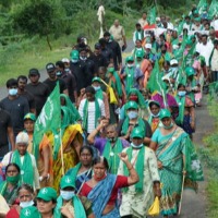  Leaders cleaned amaravati farmers feet with milk